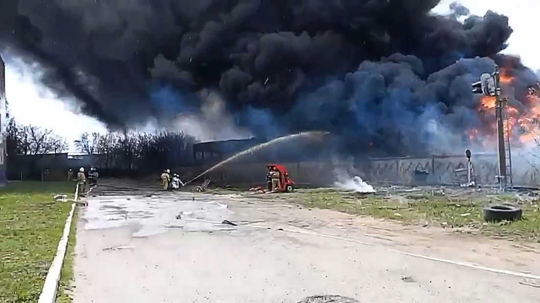 Plameny metry vysoké a štiplavý dým. Hoří průmyslová zóna v ruském Dzeržinsku